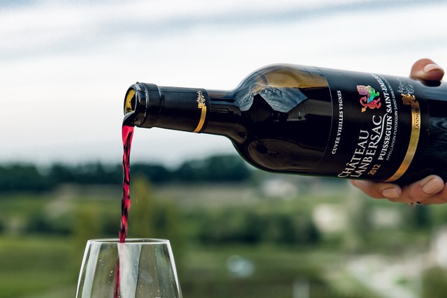 Château Lanbersac Cuvée Vielles Vignes servi dans un verre